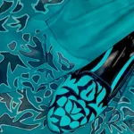 Kézzel festett selyemkendő élén türkíz és fekete színekkel hozzá illő elegáns női bőrcipővel